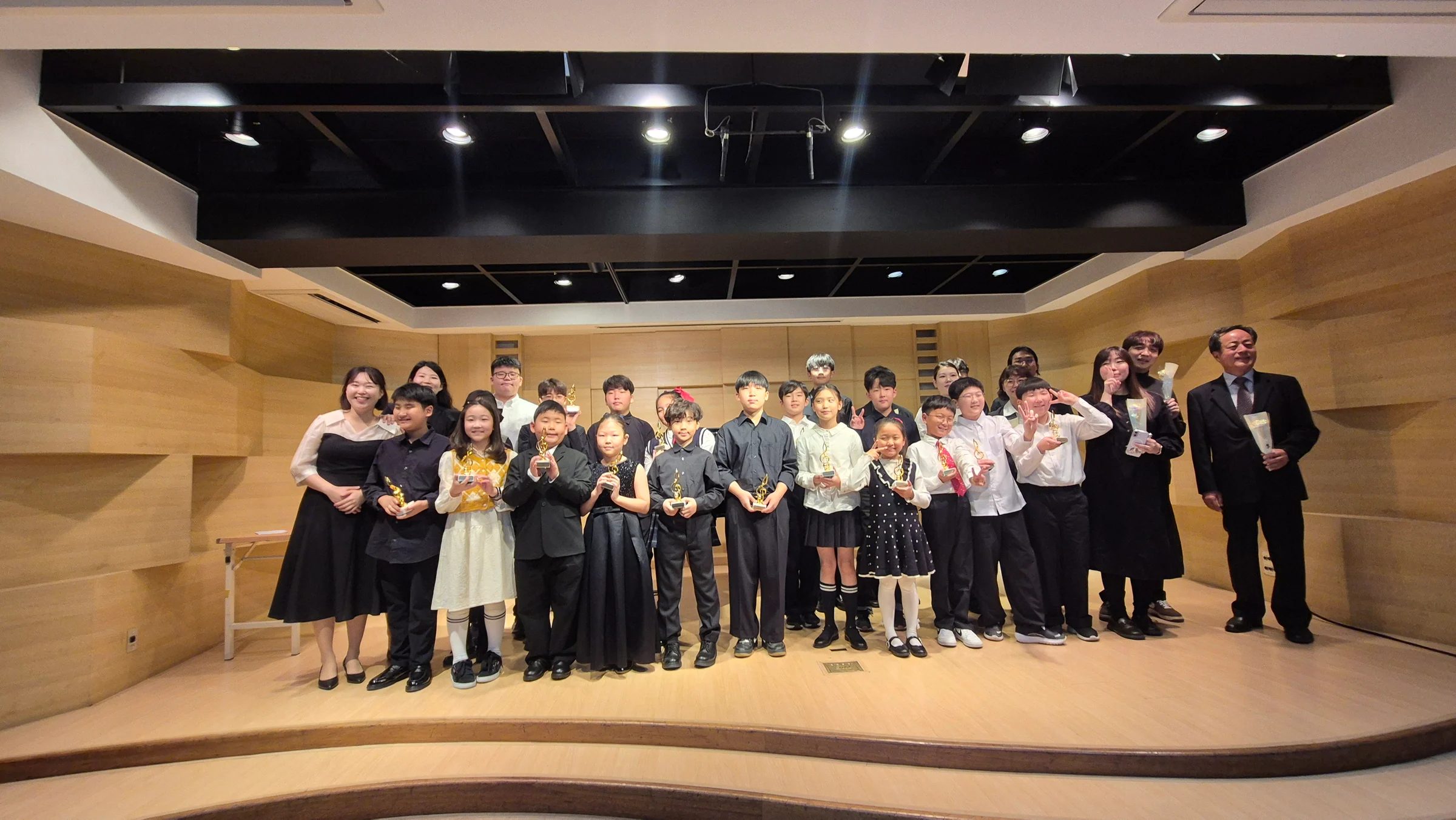 리틀브라스 정기 연주회를 마친 학생과 연주자들의 단체 사진